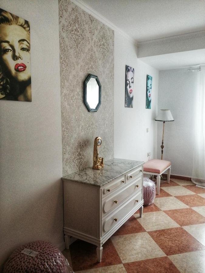 Movie Stars Apartment, غانديا المظهر الخارجي الصورة