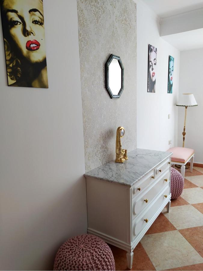 Movie Stars Apartment, غانديا المظهر الخارجي الصورة